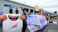 Relawan turun ke jalan untuk mensosialisasikan keselamatan berlalu lintas di perlintasan sebidang JPL 156 Km 152+375 Stasiun Andir Jalan Ciroyom No 1 Andir, Kota Bandung, Rabu (14/10/2020). Kehadiran maskot lokomotif juga menambah daya tarik sosialisasi.