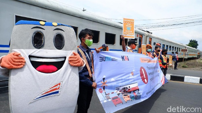 441 Perlintasan KA Tak Dijaga, Relawan Sosialisasi Turun ke Jalan Sebanyak 441 perlintasan sebidang di Daerah Operasional (Daop) 2 Bandung tidak dijaga petugas. Menanggapi kejadian tersebut, beberapa relawan dari KAI, Polrestabes, Dishub, dan stake holder turun ke jalan untuk mensosialisasikan keselamatan masyarakat berlalu lintas dan mengutamakan perjalanan kereta api.