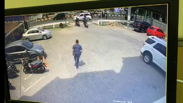 Aksi pencurian motor milik sekuriti bank Mega Karawang terekam CCTV