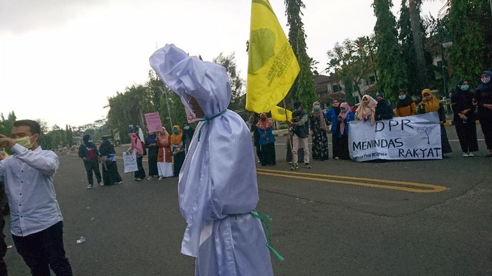 Aksi pocong jadi-jadian dalam demo tolak omnibus law di Cilegon, Banten
