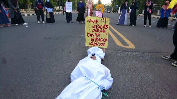Aksi pocong jadi-jadian dalam demo tolak omnibus law di Cilegon, Banten