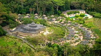 Amanjiwo merupakan hotel super eksklusif di daerah terpencil di pegunungan Menoreh dekat Magelang, Jawa Tengah. Ke-eksklusifannya membuat hotel ini mendapatkan predikat sebagai hotel terbaik versi majalah National Geographic Travel 2009 dan versi majalah La Dolce Vita 2010 (dok Amanjiwo)