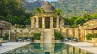 Lokasinya sangat strategis untuk menikmati keindahan alam. Dekat dengan hamparan sawah dan Anda juga dapat menikmati langsung pemandangan Candi Borobudur dari kejauhan di hotel ini (dok Amanjiwo)