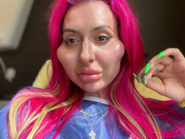 Penampilannya tersebut kerap mendapatkan hujatan dari netizen. Anastasia bahkan disuruh bunuh diri. Foto: Instagram @_just__queen_