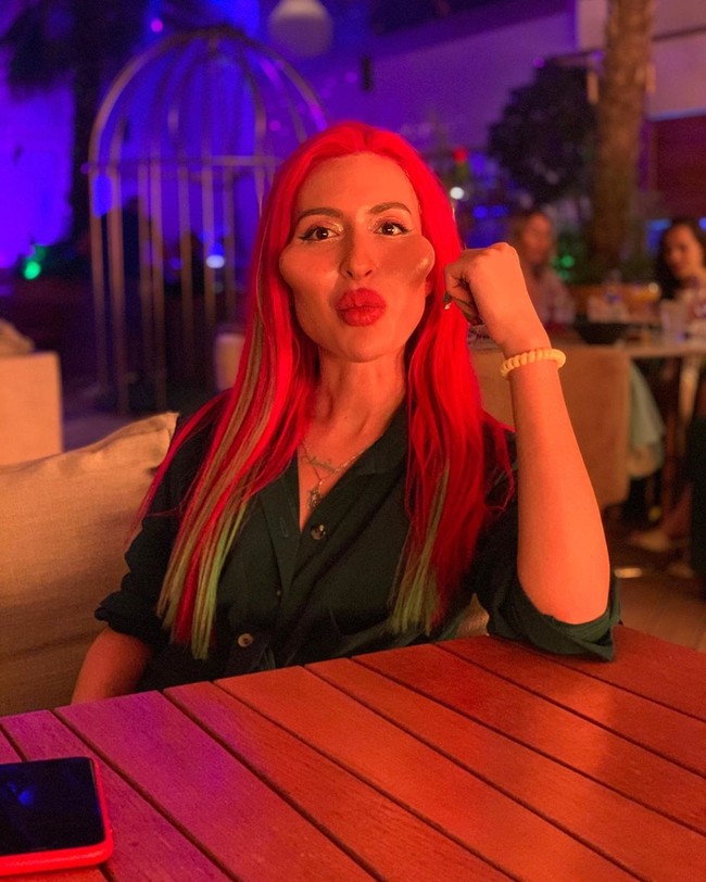 Aku sering dibilang jelek dan diminta untuk bunuh diri tapi saat aku melihat diriku aku hanya tertawa dan mengabaikannya, kata Anastasia. Foto: Instagram @_just__queen_