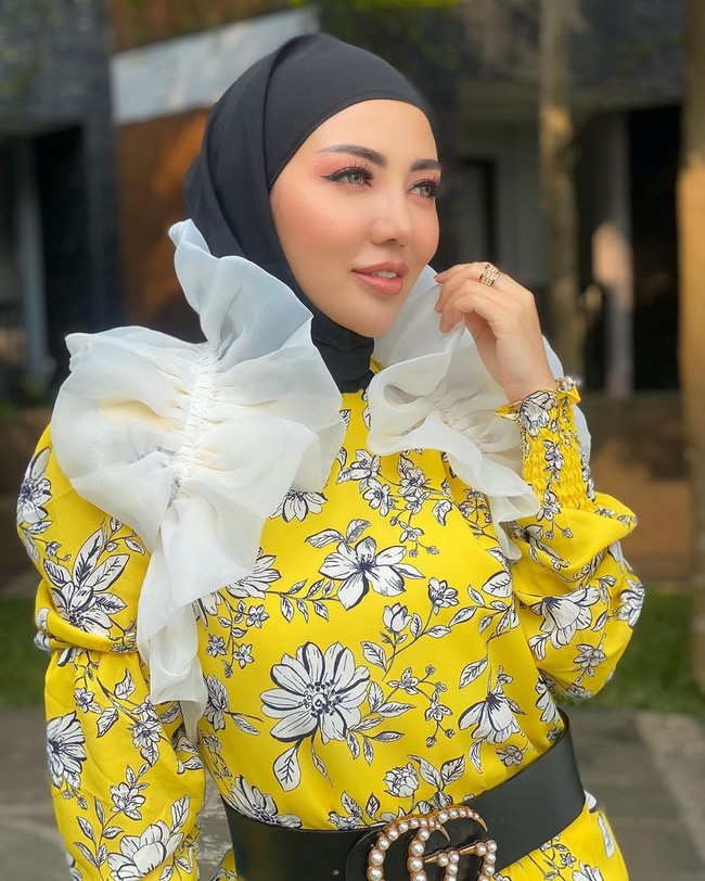 Bella Shofie dinikahi pria beristri, Suryono, pada 2015. Rumah tangga mereka hanya seumr jagung. Tak sampai setahun, sang suami menggugat cerai Bella dengan alasan hubungan mereka tak lagi harmonis. Kini Bella sudah menikah lagi dengan pengusaha Daniel Rigan dan dikaruniai seorang anak. Foto: Instagram