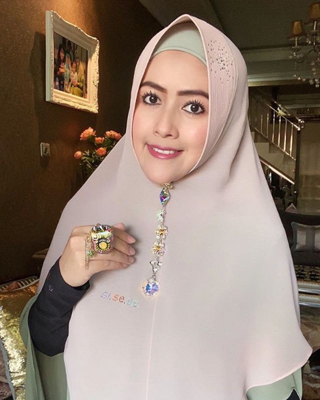 Meggy Wulandari jadi istri kedua komedian Kiwil setelah dinikahi pada 2003. Pada 2012, aktris 39 tahun ini menggugat cerai, namun setahun setelahnya mendadak rujuk hanya untuk bercerai lagi di Bulan Agustus 2020. Kini Meggy sudah menikah lagi dengan Haji Muhammad. Foto: Instagram