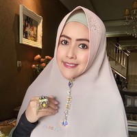 Meggy Wulandari jadi istri kedua komedian Kiwil setelah dinikahi pada 2003. Pada 2012, aktris 39 tahun ini menggugat cerai, namun setahun setelahnya mendadak rujuk hanya untuk bercerai lagi di Bulan Agustus 2020. Kini Meggy sudah menikah lagi dengan Haji Muhammad. Foto: Instagram