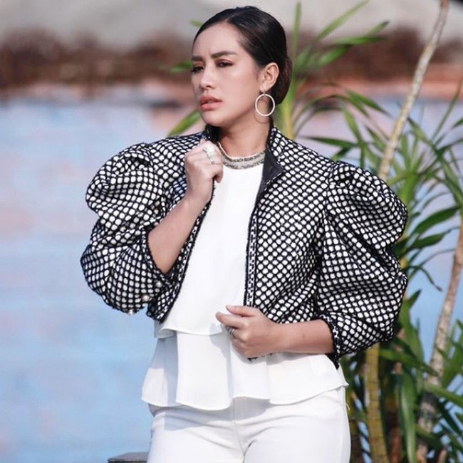 Aktris Shinta Bachir mengaku pernah jadi istri simpanan seorang perwira polisi. Pernikahan siri yang dilangsungkan secara diam-diam itu hanya bertahan selama tiga tahun. Foto: Instagram