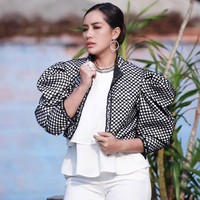 Aktris Shinta Bachir mengaku pernah jadi istri simpanan seorang perwira polisi. Pernikahan siri yang dilangsungkan secara diam-diam itu hanya bertahan selama tiga tahun. Foto: Instagram