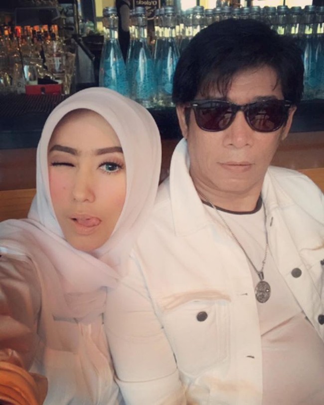 Diena Risty dipinang Parto pada 2001 dengan status sebagai istri kedua. Rumah tangga mereka masih berjalan harmonis hingga sekarang meskipun terpaut usia 18 tahun. Diena bahkan tampak akrab dengan anak-anak Parto dari istri pertamanya. Foto: Instagram