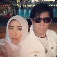 Diena Risty dipinang Parto pada 2001 dengan status sebagai istri kedua. Rumah tangga mereka masih berjalan harmonis hingga sekarang meskipun terpaut usia 18 tahun. Diena bahkan tampak akrab dengan anak-anak Parto dari istri pertamanya. Foto: Instagram