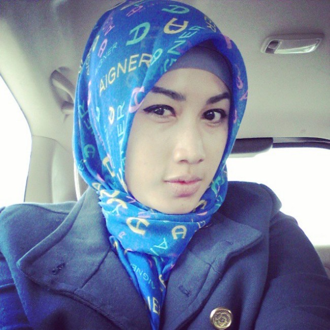 Pedangdut Melinda jadi istri kedua seorang pejabat Jawa Barat namun tidak pernah diketahui kapan mereka menikah. Hingga pada 2011 pernikahannya harus kandas. Saat ini pelantun lagu Cinta Satu Malam itu sudah menikah lagi dengan Adi Kurnia Setiadi yang berprofesi sebagai politikus dan dikaruniai 2 anak. Foto: Instagram