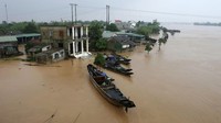 Penampakan dari udara menunjukkan banjir merendam permukiman warga di Provinsi Quang Tri, Vietnam. Menurut media lokal, banjir telah menewaskan sedikitnya 28 orang di Vietnam. Ho Cau/VNA via AP.