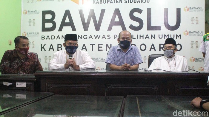 Paslon Bupati dan Wakil Bupati Sidoarjo nomor urut 1, Bambang Haryo Soekartono-Taufiqulbar mendatangi Kantor Bawaslu Sidoarjo. Mereka memenuhi panggilan Bawaslu terkait dugaan pelanggaran kampanye.