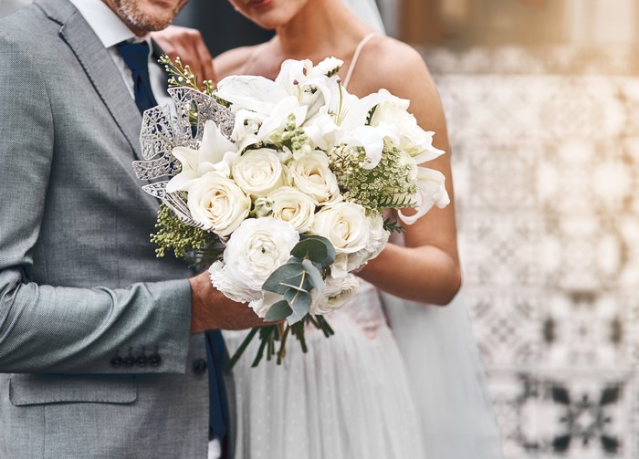 buket bunga Cropped shot of an unrecognizable bride and groom standing together