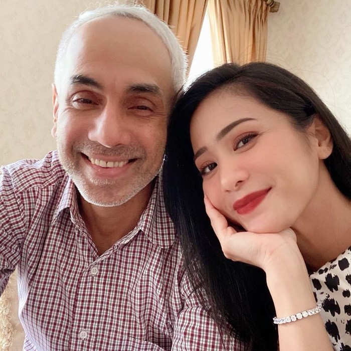 Bunga Zainal dan suaminya