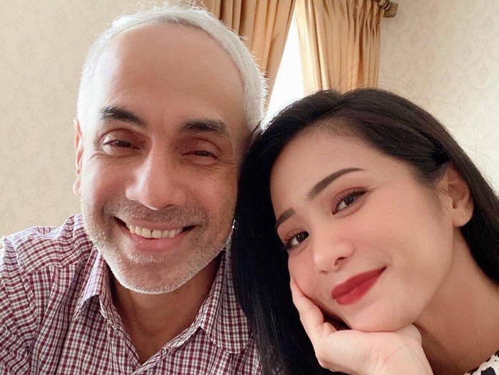 Bunga Zainal dan suaminya
