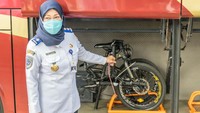 Dalam kunjungannya, Polana memberikan dua stiker, Naik JR Connextion  Sepeda In-Aja dan Bersama Kita Terapkan 3M Dalam Bertransportasi. Dua stiker yang diberikan kepada para operator bus JR Conn, PPD dan Sinar Jaya akan ditempelkan pada badan bus dan kaca depan bus. Pembagian dua stiker tersebut merupakan bagian dari kampanye penerapan protokol kesehatan dalam transportasi publik.  Polana mengapresiasi para operator Bus JR Conn yang telah menyediakan bagasi gratis untuk penumpang yang membawa sepeda lipat.