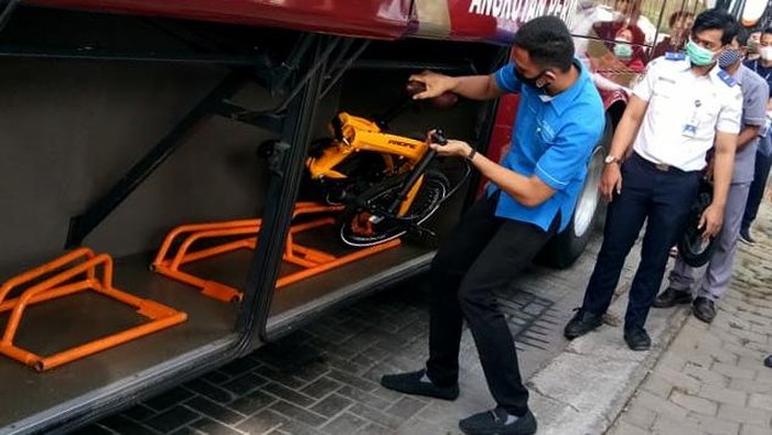 Bus JR Connexion Kini Dilengkapi Bagasi untuk Sepeda Lho Banyaknya masyarakat yang menggunakan sepeda di masa pandemi, membuat BPTJ Kemenhub memberikan fasilitas bagasi sepeda di dalam Bus JR Connexion.