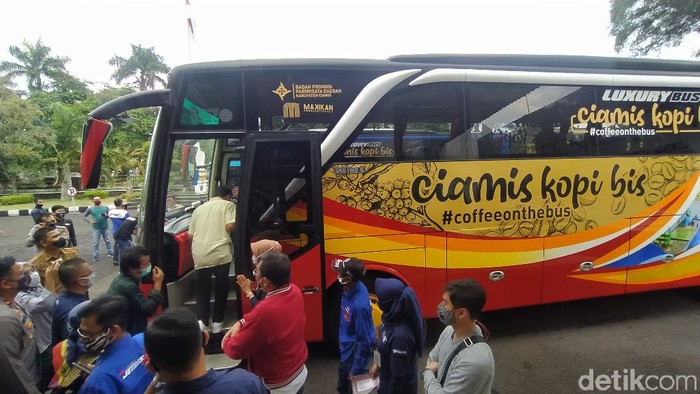 Bus wisata Cikobis atau Ciamis Kopi Bis