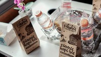 Traveler dapat menikmati berbagai fasilitas seperti Bus wisata ber-AC, satu gelas kopi panas atau dingin sesuai selera yang diseduh oleh Makkikan Coffee serta snack dan camilan khas Ciamis.