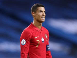 Gantengnya Cristiano Ronaldo Bikin Petugas Imigrasi Klepek-klepek