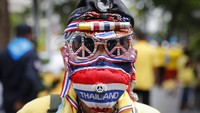 Pada hari Rabu, ratusan pengunjuk rasa kontra yang mengenakan warna kuning - warna kerajaan - berkumpul di dekat markas besar Tentara Kerajaan Thailand, sekitar satu kilometer dari Monumen Demokrasi. AP Photo/Gemunu Amarasinghe  