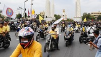 Pertemuan itu terjadi sehari setelah polisi bentrok dengan pengunjuk rasa yang menggelar unjuk rasa dadakan di tempat yang sama, menangkap 21 aktivis yang tidak kooperatif saat para pejabat berusaha mengosongkan daerah itu untuk iring-iringan mobil Raja Maha Vajiralongkorn. AP Photo/Gemunu Amarasinghe  
