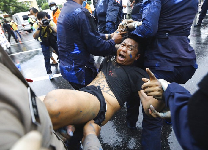 Demo Thailand Police arrest activist Jatupat Boonpattararaksa near the Democracy Monument in Bangkok, Thailand, Tuesday, Oct. 13, 2020. Police have arrested several political activists who were planning to camp out a day early at the site of an anti-government rally scheduled for Wednesday. (AP Photo)