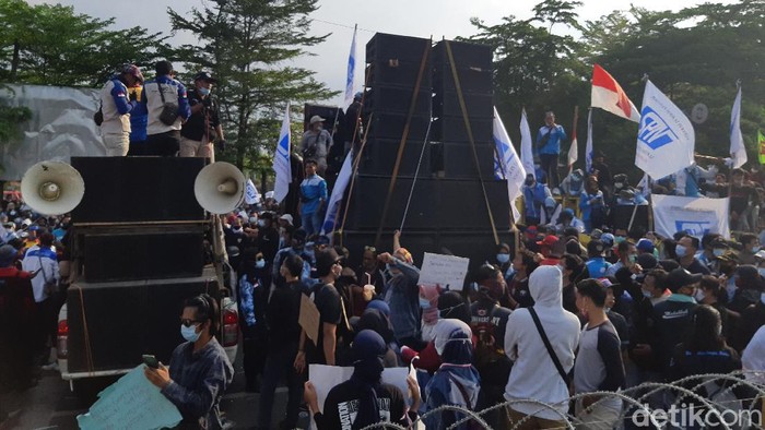 Demo tolak Omnibus Law di Kabupaten Serang.
