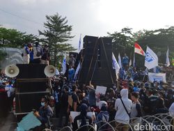 Tolak Omnibus  Law, Ribuan Buruh Demo di Depan Pemkab Serang