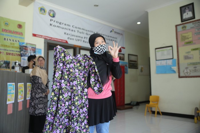 Enam anggota Komunitas Tuli Gresik (Kotugres) penerima CSR PT Pertamina Gas mempresentasikan karya desain fesyen yang mereka buat.