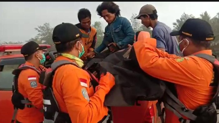 Evakuasi jenazah penjaring ikan di Kebumen, 14/10/2020