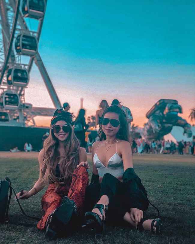 Menyambangi festival musik Coachella, Clarissa tampil nyentrik dengan tanktop dan celana bermotif kulit ular. (Foto: Instagram/@clarissatanoe)
