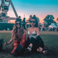 Menyambangi festival musik Coachella, Clarissa tampil nyentrik dengan tanktop dan celana bermotif kulit ular. (Foto: Instagram/@clarissatanoe)