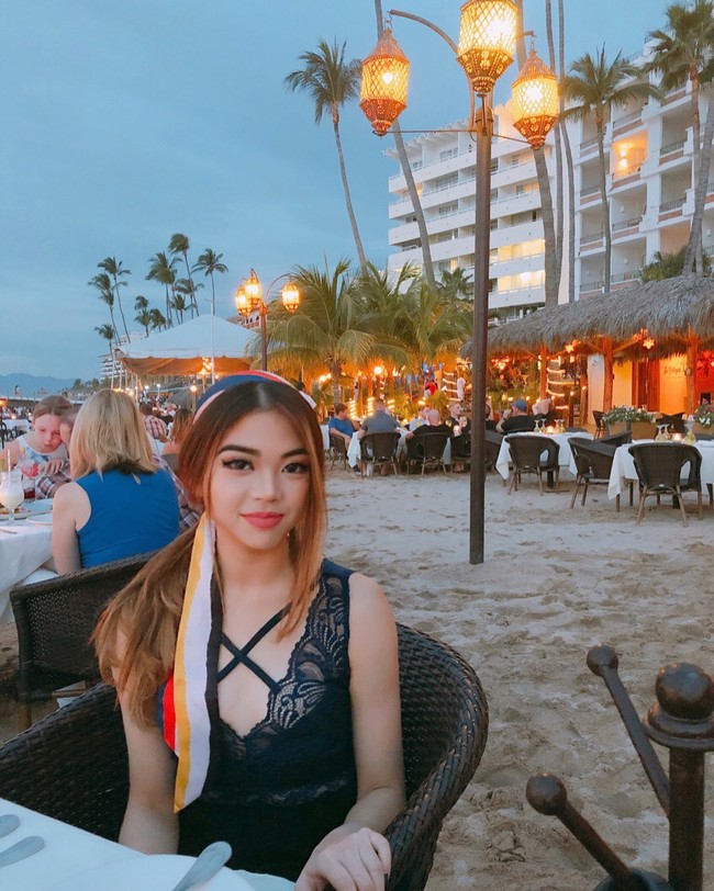 Atasan lace hitam nan seksi menjadi pilihan Clarissa ketika liburan di sebuah pantai. (Foto: Instagram/@clarissatanoe)