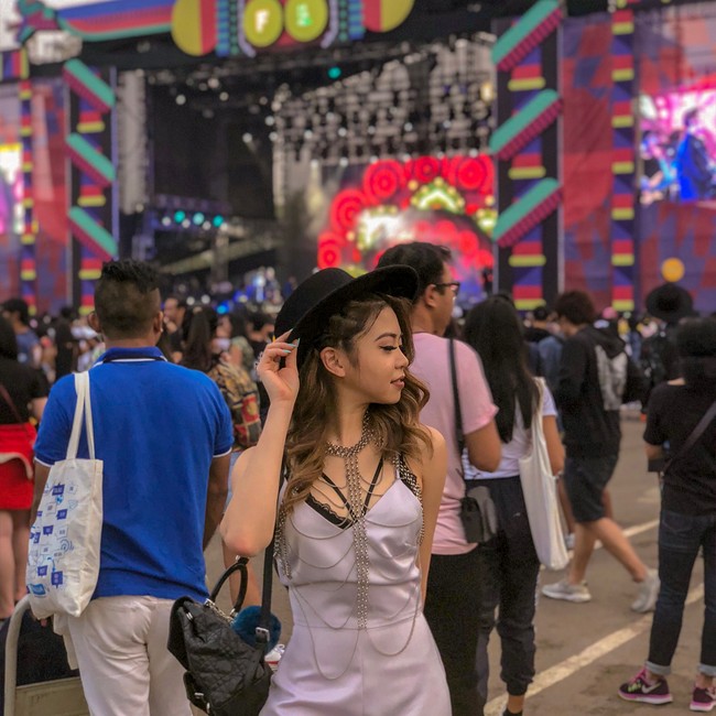 Gaun yang terinspirasi dari lingerie ini jadi pilihan Clarissa saat menyaksikan konser. (Foto: Instagram/@clarissatanoe)