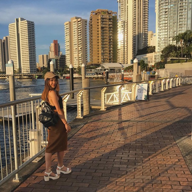 Busana dengan atasan yang agak terbuka kerap menjadi andalan Clarissa. Seperti dress coklat ini yang dipadukan dengan cap yang maskuliln. (Foto: Instagram/@clarissatanoe)