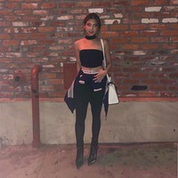 Selain berprestasi dalam hal akademis, Clarissa Tanoesoedibjo juga punya selera gaya yang kekinian. Di Instagram, ia kerap mem-posting foto-foto OOTD dengan gaya street style yang seksi. (Foto: Instagram/@clarissatanoe)