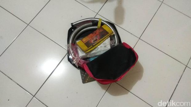 Tim Gegana evakuasi tas di sebuah Pagar Kelurahan Pacar Kembang. Isinya selang gas, regulator dan kitab beraksara Arab.