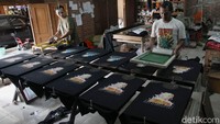 Pompi Yulius, mempekerjakan warga sekitar yang menganggur selama masa pandemi untuk mempercepat produksi sablon kaos kampanye.