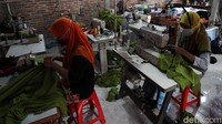 Pompi Yulius mengerahkan 6 pekerja untuk menyelesaikan pesanan kaos kampanye Pilkada wilayah Kabupaten Klaten dan Kabupaten Sukoharjo, Jawa Tengah.