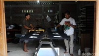 Pengusaha konveksi dan sablon, Pompi Yulius (kaos putih) sedang menyelesaikan proses penyablonan kaos untuk kampanye di Desa Jarum, Bayat, Klaten, Jawa Tengah, Rabu (14/10/2020). 