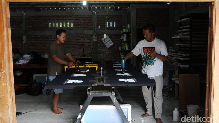 Geliat Pengusaha Sablon Hadapi Musim Pilkada Pengusaha konveksi dan sablon di Desa Jarum, Bayat, Klaten, Jawa Tengah, ketiban berkah di masa Pilkada 2020. Permintaan penyablonan kaos kampanye meningkat.