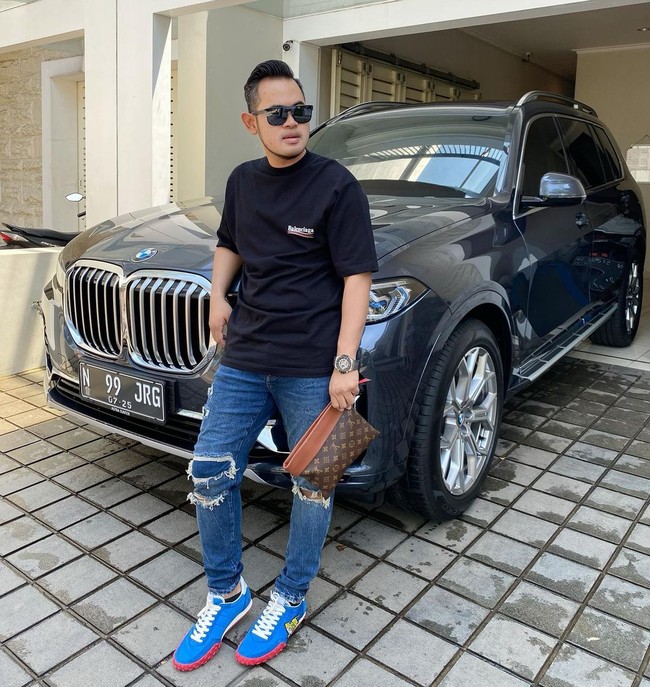 Pria yang viral karena memberikan istrinya kado tower itu bernama Gilang Widya Pramana. Sang istri, Shandy Purnamasari dikenal sebagai pengusaha kosmetik dan filantropis. Sedangkan Gilang sendiri merupakan pemilik binsis transportasi darat, Juragan 99 Trans. Foto: Instagram @juragan_99