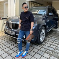 Pria yang viral karena memberikan istrinya kado tower itu bernama Gilang Widya Pramana. Sang istri, Shandy Purnamasari dikenal sebagai pengusaha kosmetik dan filantropis. Sedangkan Gilang sendiri merupakan pemilik binsis transportasi darat, Juragan 99 Trans. Foto: Instagram @juragan_99