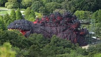 Tampak setengah dari tubuh Godzilla masih terkubur di bawah tanah.
