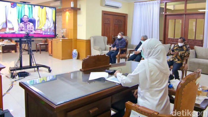 gubernur khofifah rakor bersama Menkopolhukam dan Menko Perekonomian
