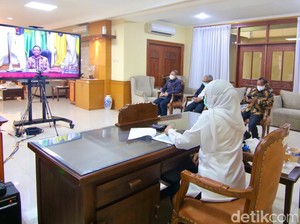 Khofifah Imbau Disnaker Kab/Kota Pahami Utuh Omnibus Law UU Ciptaker
